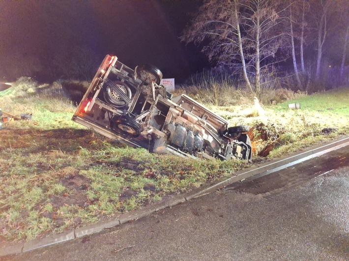 POL-LG: ++ Bleckede - Alleinbeteiligter Unfall - Fahrerflucht (mit Bild) ++ Lüchow - Streitigkeiten enden mit Verletzten ++ Uelzen - Randalierer in Gewahrsam genommen - mögliches Diebesgut aufgefunden ++