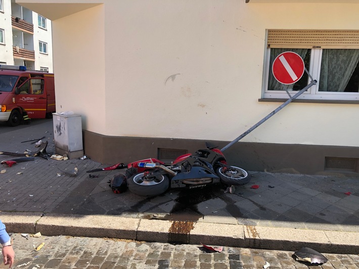 POL-PDWO: Worms - Motorradfahrer bei Unfall mit PKW schwer verletzt