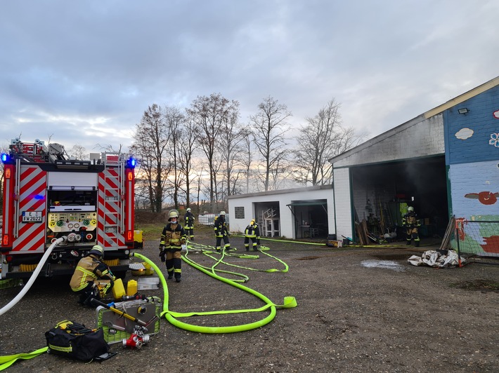 FW-E: Feuer in einem Gartenbaubetrieb, keine Verletzten