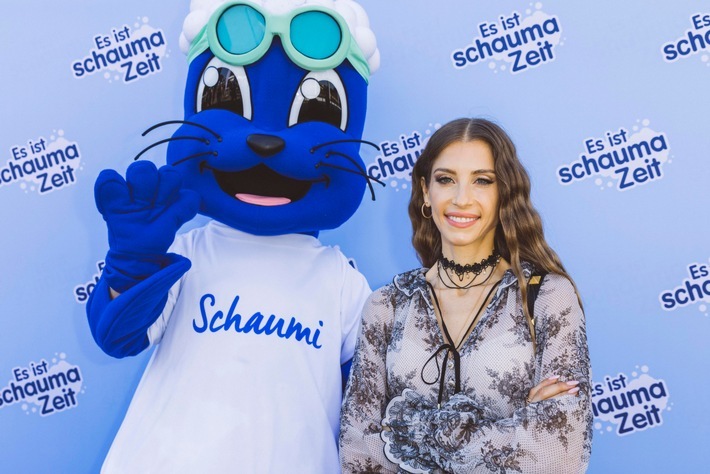 Stargast Cathy Hummels, Moderatorin und Mutter, und Maskottchen Schaumi beim Schauma Family Day im AQUApark Oberhausen, der am 14.08.2022 stattfand. / Weiterer Text über ots und www.presseportal.de/nr/9537 / Die Verwendung dieses Bildes ist für redaktionelle Zwecke unter Beachtung ggf. genannter Nutzungsbedingungen honorarfrei. Veröffentlichung bitte mit Bildrechte-Hinweis.