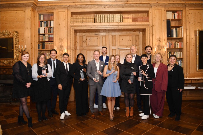 TRAVELBOOK AWARD 2025: Das sind die Trendziele der kommenden Reisesaison / Griechenland ist "Gastfreundlichstes Land der Welt" / Bad Wimpfen (BW) mit schönster Altstadt / 150.000 Stimmen abgegeben