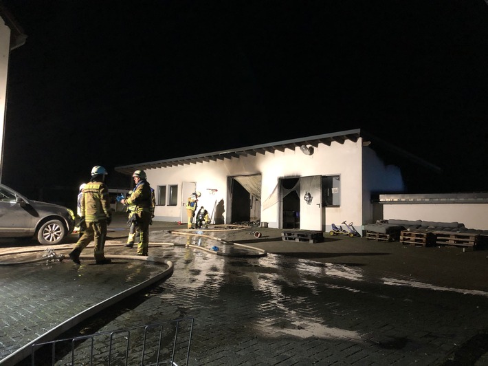 POL-PDWIL: Brand einer Garage mit verletzter Person