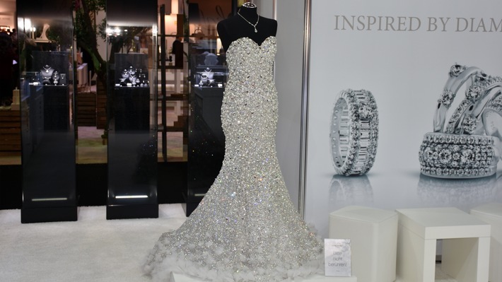 Symbolbild Schmuck- und Uhrenmesse Inhorgenta - Kleid mit Zirkoniasteinen besetzt am Messestand der Firma Diamonfire / Weiterer Text über ots und www.presseportal.de/nr/172644 / Die Verwendung dieses Bildes für redaktionelle Zwecke ist unter Beachtung aller mitgeteilten Nutzungsbedingungen zulässig und dann auch honorarfrei. Veröffentlichung ausschließlich mit Bildrechte-Hinweis.