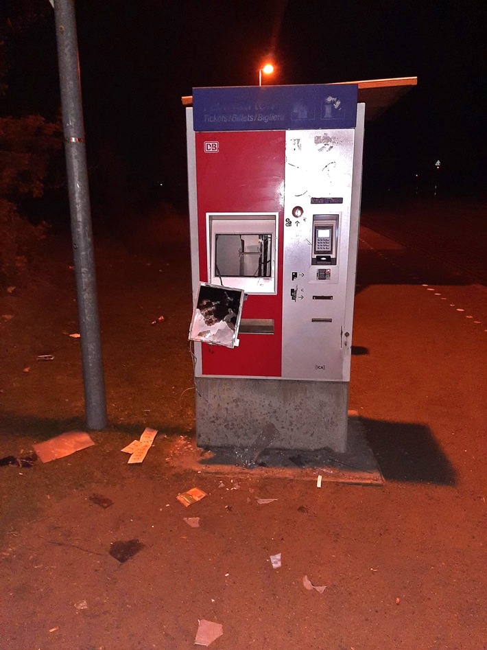 BPOL-HRO: Fahrkartenautomat aufgebrochen. Täter fliehen ohne Beute.