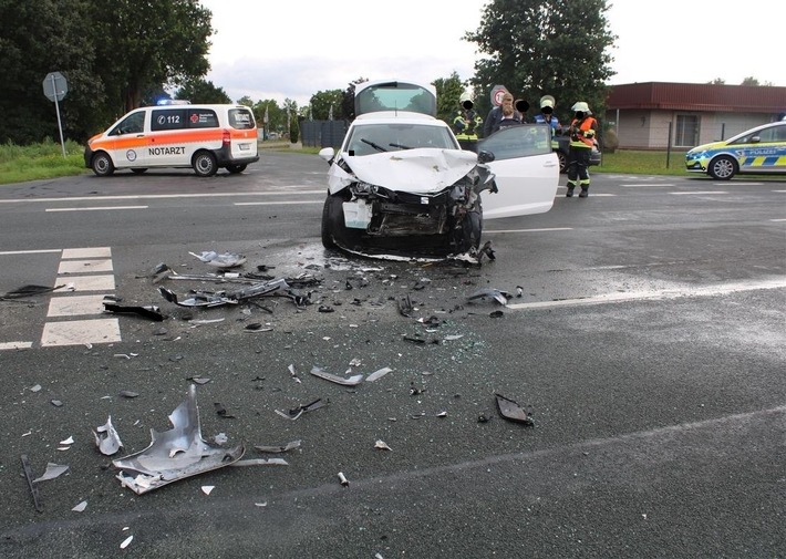 POL-MI: Zwei Verletzte bei Kreuzungsunfall