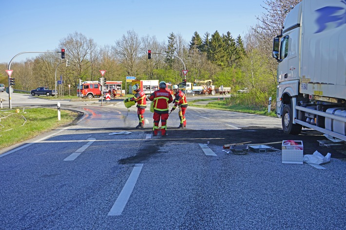 FW Bad Segeberg: LKW-Tank aufgerissen - Feuerwehr pumpt Diesel ab und verhindert Umweltschaden