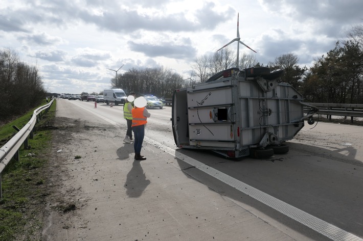 POL-DEL: Autobahnpolizei Ahlhorn: Pferdeanhänger reißt von Pkw ab und verunfallt auf Autobahn 1 im Bereich der Gemeinde Emstek +++ Kurzzeitige Vollsperrung der Richtungsfahrbahn Hamburg eingerichtet