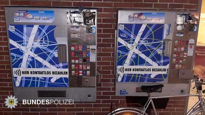 Bundespolizeidirektion München: Aufgebrochene Zigarettenautomaten mit 10.300 EUR Sachschaden - Raub von 94 EUR - Bedrohung und Beleidigung mit Fußballhintergrund