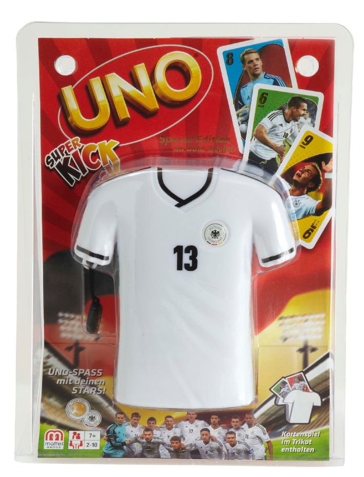 UNO® jetzt in schwarz-rot-gold / Mit UNO SuperKick stimmen sich Fußballfans auf die Fußball- Europameisterschaft 2012 ein und können im Spiel selbst Teil der deutschen Nationalmannschaft werden (BILD)