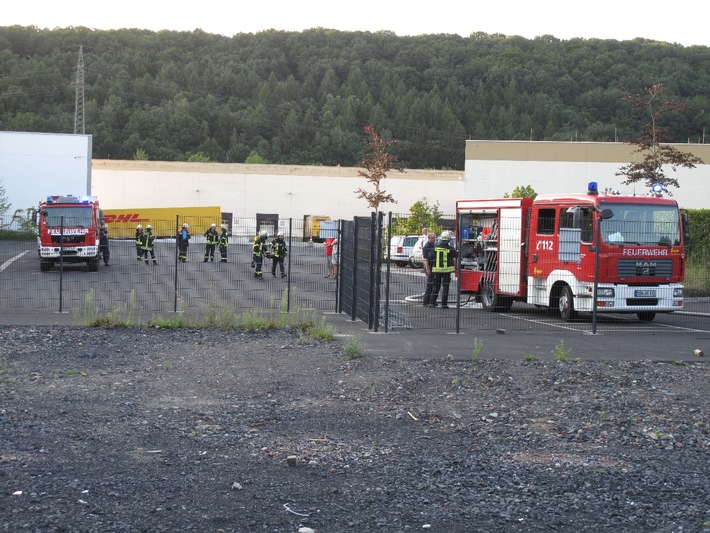 FW-AR: "Die Sicherheit der Asylsuchenden hat für uns oberste Priorität." - Arnsberger Feuerwehr übt den Ernstfall in Neheimer Asylbewerberunterkunft