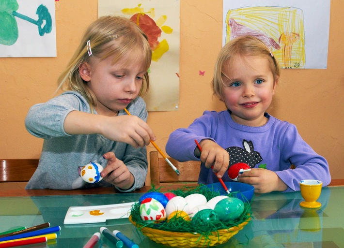 R+V: Ostereier bemalen - Kinder vor Salmonellen schützen