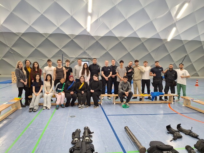 POL-RE: Gladbeck: Sport verbindet: Projekt der Polizei Recklinghausen an der Ingeborg-Drewitz-Gesamtschule