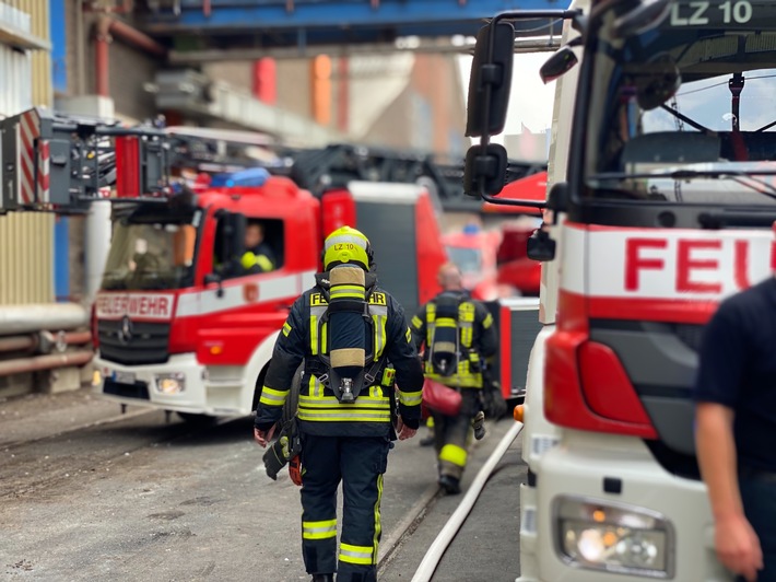 FW-NE: Brand eines Wohnwagens | Kurzfristig starke Rauchentwicklung