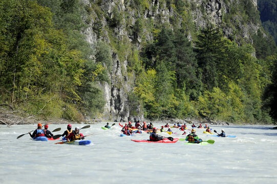 Wildes Wasser und Adrenalin für Promis und Influencer beim Jochen Schweizer-Kajak-Event "Water goes wild" in der Imster Schlucht