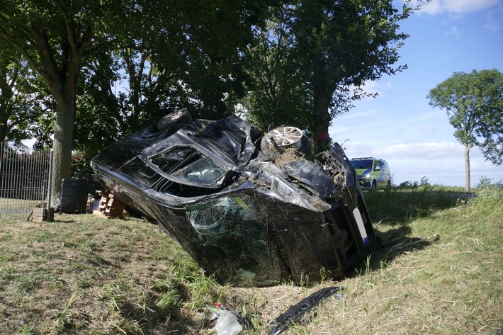 POL-CUX: Von Fahrbahn abgekommen + Einbruch in Blumengeschäft + Imbisswagen aufgebrochen + Um Schaden nicht gekümmert + Auffahrunfall + Unfall mit drei Verletzten