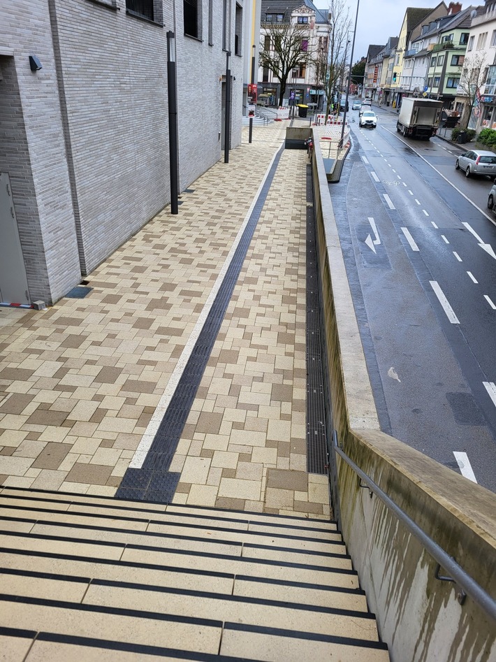 BIRCO als Wegbereiter – Entwässerungsrinne und Blindenleitsystem in einem Bauteil