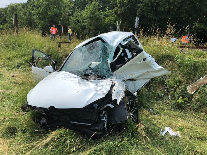 BPOL-F: Unfall am Bahnhübergang - Autofahrerin schwer verletzt