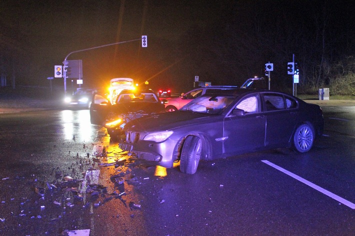 POL-ME: Hoher Sachschaden nach Abbiegeunfall - Velbert - 2302001