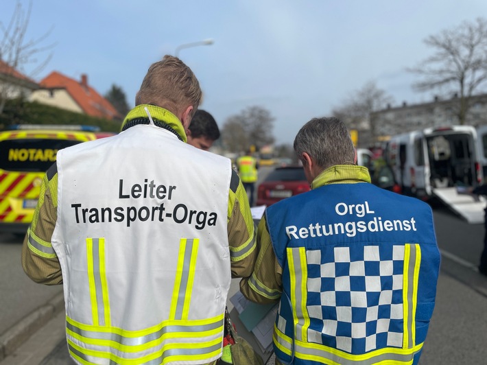 FW Dresden: Verkehrsunfall mit zehn Verletzten