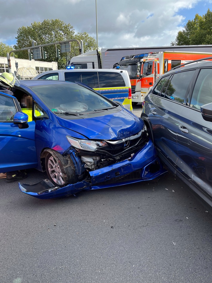 POL-HA: Unfall beim Linksabbiegen: Zwei Leichtverletzte