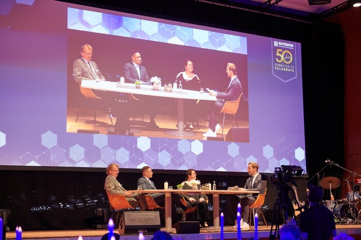 Auf der Jubiläums-Feier anlässlich des 50-jährigen Bestehens von Rutronik diskutierten in Pforzheim CEO Thomas Rudel, Teamleader Vocational Training Jeremy Westphalen und Senior Director HR Management Christina Gruber (v.l.n.r.) die Entwicklung und das Wachstum des Unternehmens / Weiterer Text über ots und www.presseportal.de/nr/135201 / Die Verwendung dieses Bildes für redaktionelle Zwecke ist unter Beachtung aller mitgeteilten Nutzungsbedingungen zulässig und dann auch honorarfrei. Veröffentlichung ausschließlich mit Bildrechte-Hinweis.