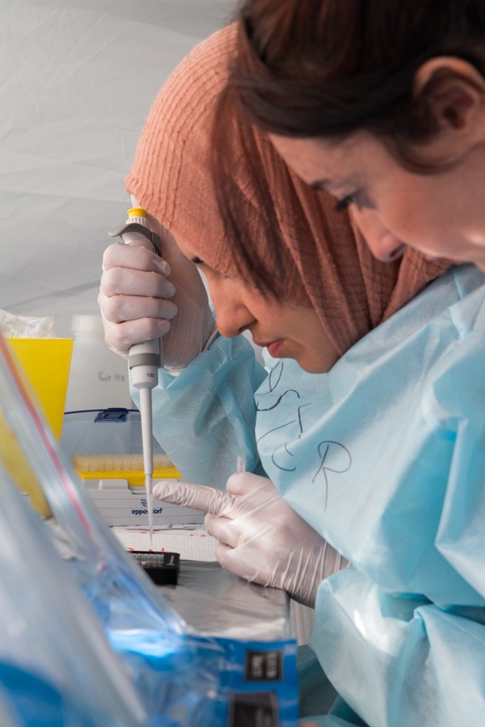 Gut gerüstet für biologische Gefahren: Mobiles Labor an Tunesien übergeben