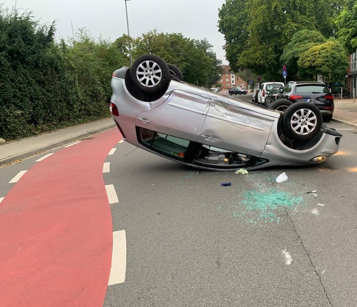POL-LG: ++ Pkw überschlägt sich - beim Vorbeifahren Pkw touchiert - zwei Verletzte ++ "Komplettentwendungen" von Pkw BMW 318d und Audi-Cabrio ++ "Schwimmer" beklaut - mit Tracking App Dieb verfolgt ++