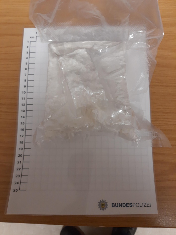BPOL NRW: Bundespolizei nimmt Drogenschmuggler fest und beschlagnahmt Kokain im Schwarzmarktwert von über 30.000 Euro - Haftrichter verhängt Untersuchungshaft