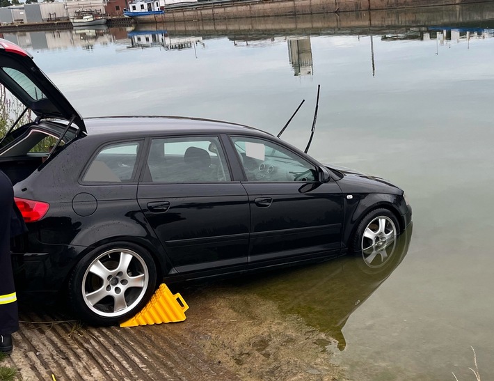 POL-MI: Selbstständig gemacht: Auto rollt in Mittellandkanal