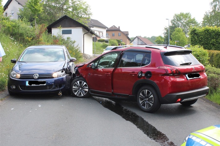 POL-OE: Verkehrsunfall mit zwei leicht verletzten Personen