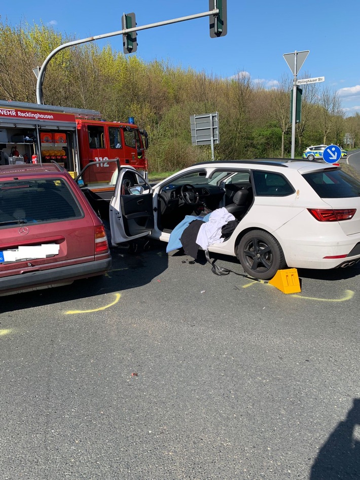 FW-RE: Verkehrsunfall mit technischer Rettung - Zwei verletzte Personen