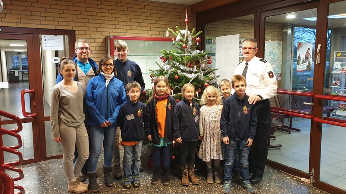 POL-ROW: ++ Jugendfeuerwehr Salamander schmückt den Polizei-Weihnachtsbaum ++