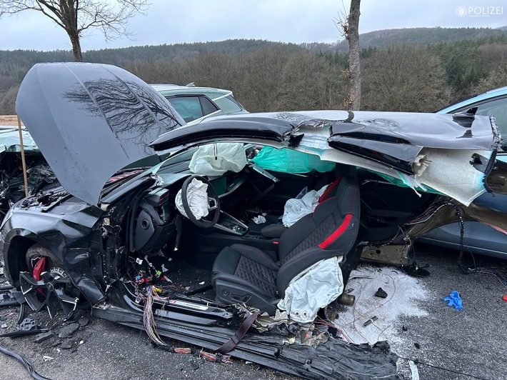 POL-PPWP: Unfall endet mit zwei Schwerverletzten