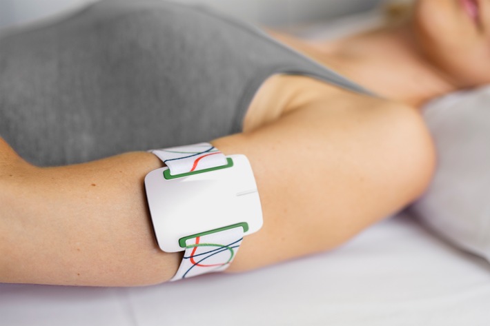 NightWatch: Neues Wearable lässt Epilepsiepatienten und Angehörige beruhigt schlafen / Zuverlässige Anfallserkennung bei Epilepsie kann Todesfälle vermeiden