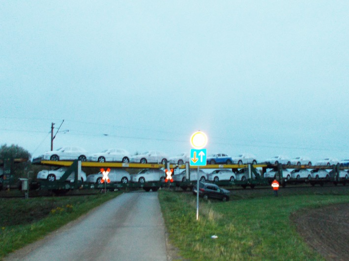 POL-MI: 70-Jährige Pkw-Fahrerin prallt gegen Güterzug