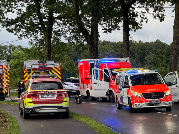 FW Marienheide: PKW prallt frontal gegen Baum - eine Person durch die Feuerwehr aus Fahrzeug befreit