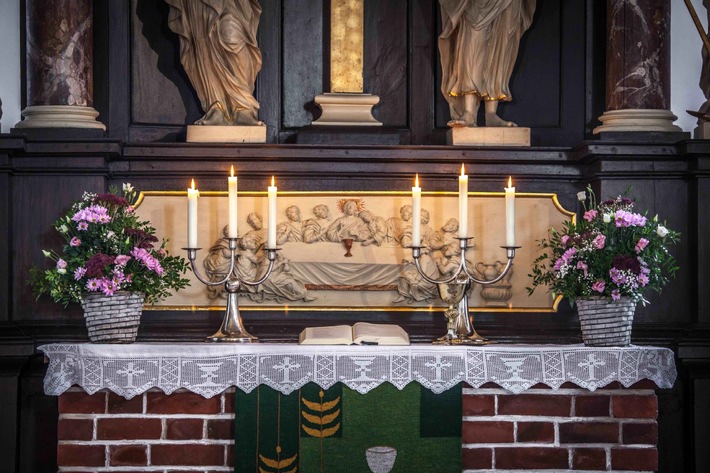 POL-IZ: 260420.1 Wesselburen: Stehkerzenleuchter aus Kirche entwendet