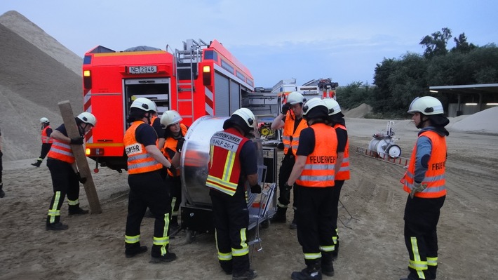 FW-NE: Großzügige Spende für die Feuerwehr