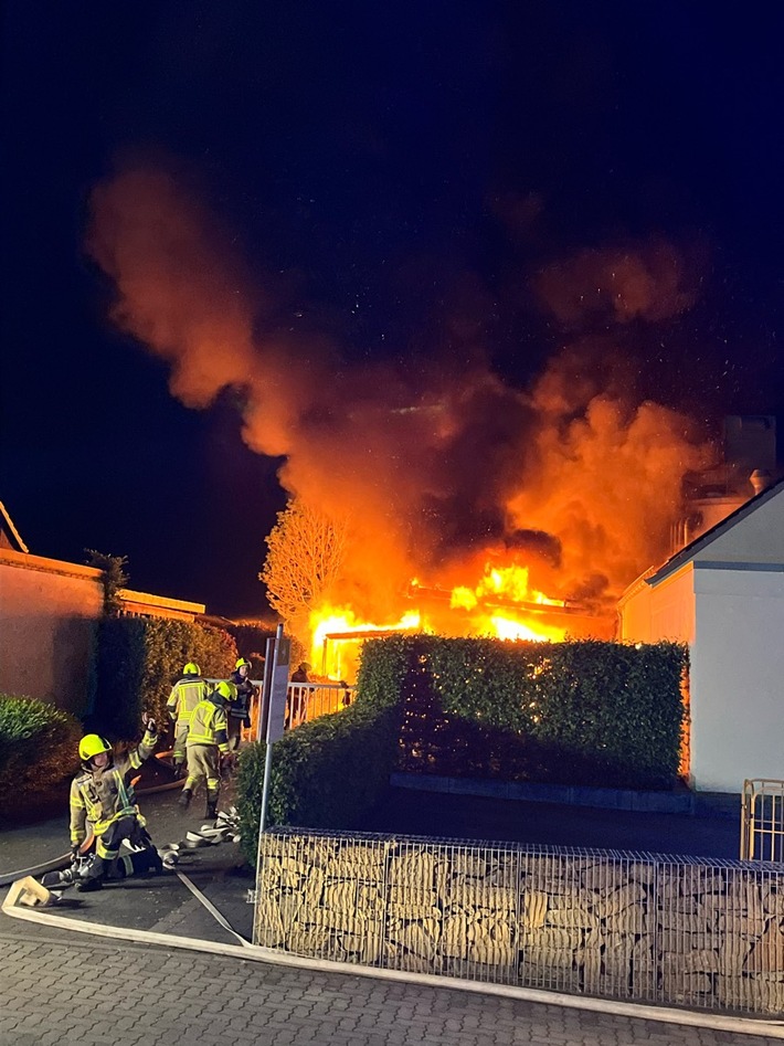 POL-SO: Werl-Büderich - Carport und Fahrzeuge durch Brand beschädigt