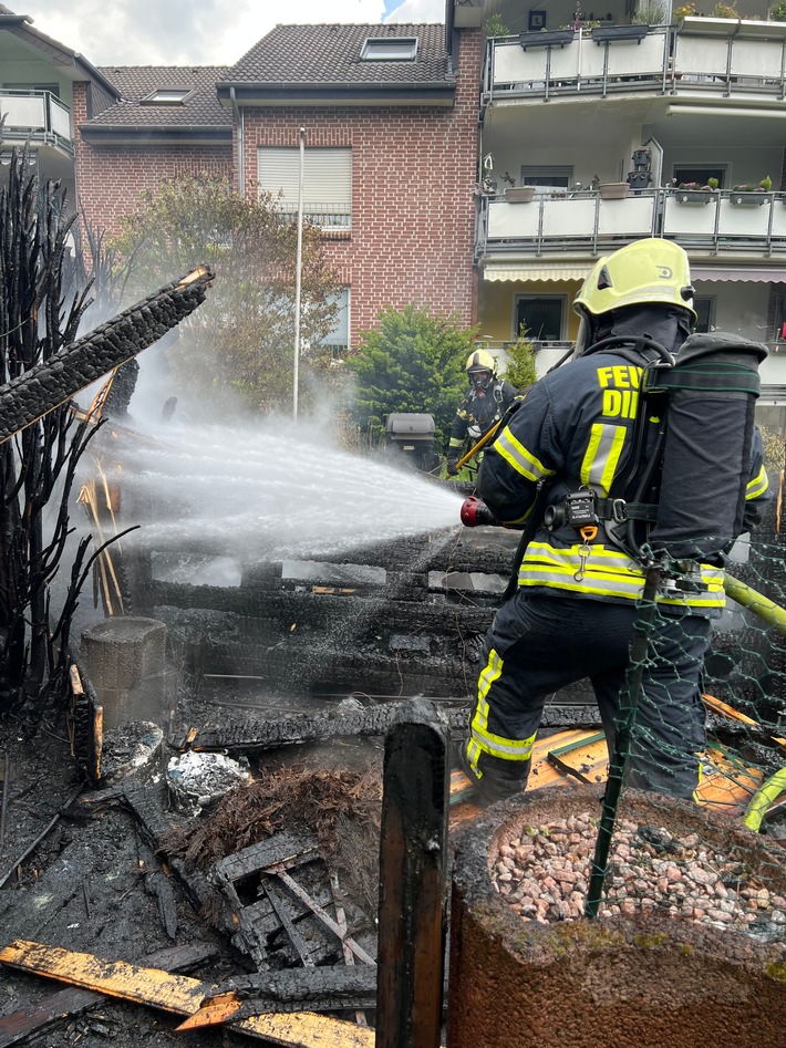 FW Dinslaken: Gartenlaube in Vollbrand