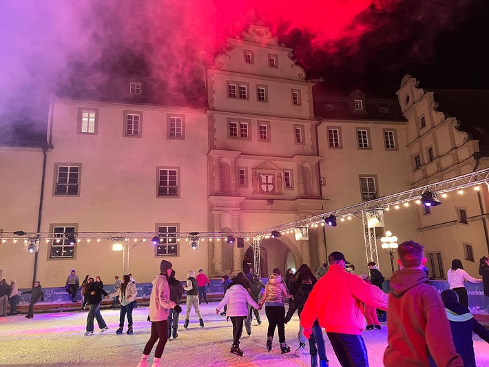 Ein Hauch von Manhattan in Bad Mergentheim -Eislaufbahn im Schlosshof als Highlight des städtischen „Winterzaubers“ - „Lichterwelten“ sorgen bis 2025 für besonderes Flair