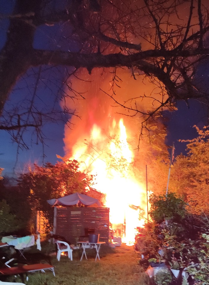 POL-PDNW: (Haßloch) Brand einer Gartenhütte