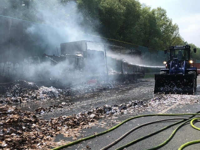 FW-EN: Bilder zum LKW Brand BAB 1