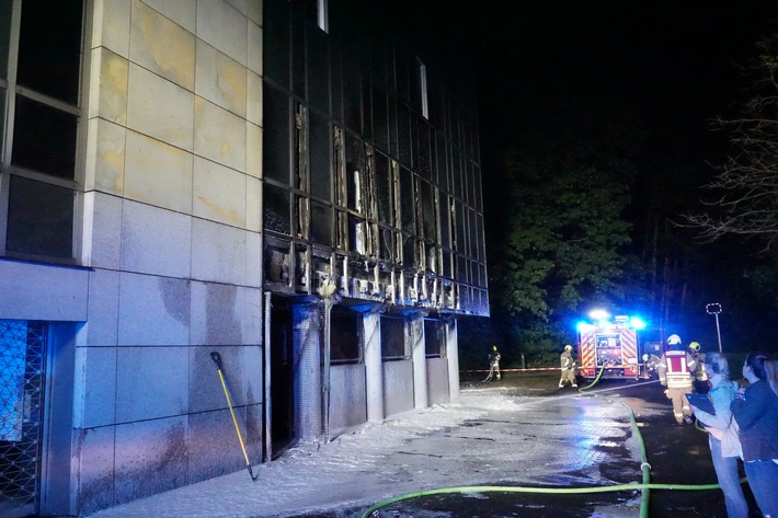 FW Ratingen: Umfangreiche Gebäudeschäden bei Brand in Ratingen-Mitte