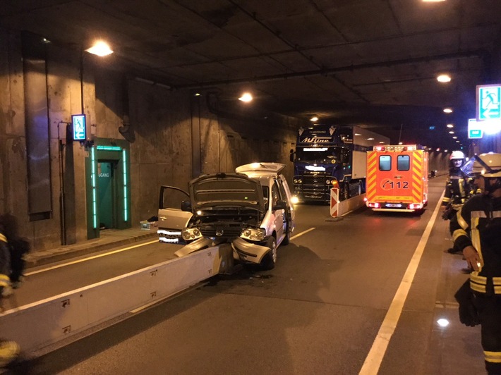 FW-BN: Verkehrsunfall im Bad Godesberger Straßentunnel - eine Feuermeldung bestätigte sich zum Glück nicht.