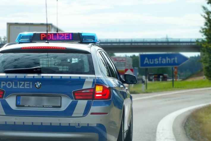 Bundespolizeidirektion München: Mit etwa 150 Stundenkilometern durch Burghausen / Bundespolizei nimmt Schleuser fest und fahndet nach einem weiteren