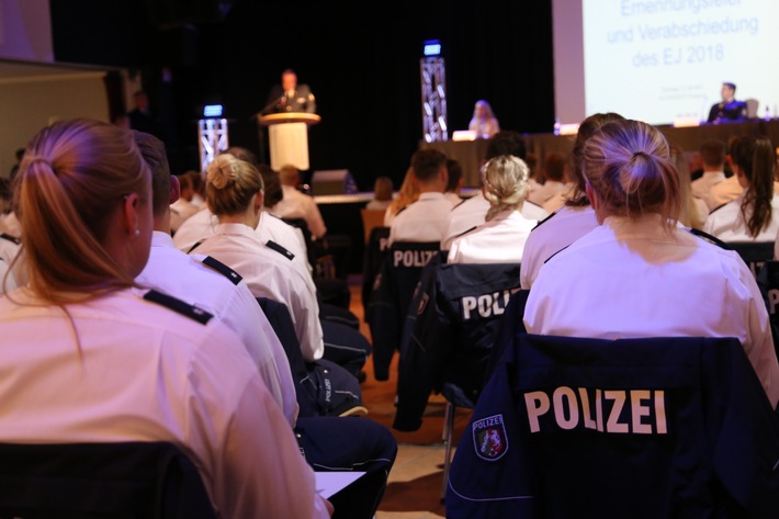 POL-DU: Huckingen: Geschafft! - 198 Kommissaranwärterinnen und -anwärter beenden ihr duales Studium bei der Polizei Duisburg