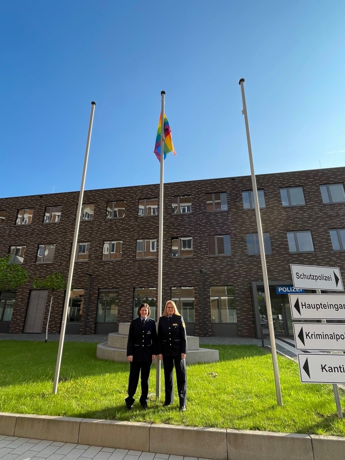 POL-PPTR: IDAHOBIT - Polizeipräsidium hisst Flagge