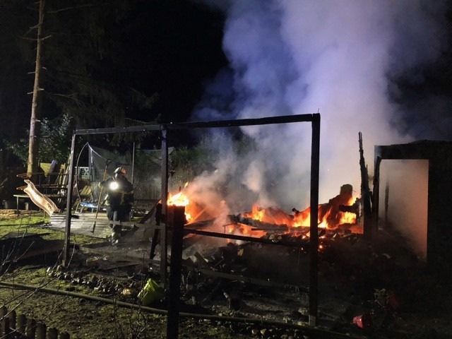 POL-PDPS: Zweibrücken - Hölzernes Gartenhaus in Brand geraten