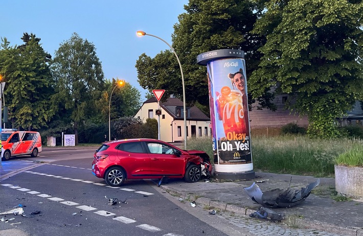 POL-DU: Alt-Homberg: Zusammenstoß im Kreuzungsbereich